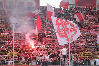 Nach Fußball-Partie zwischen Zwickau und Leipzig: FSV-Fans randalieren im Bus und beleidigen Fahrer - Neun Strafanzeigen hat die Polizei rund um die Partie zwischen Zwickau und Leipzig aufgenommen. Foto: