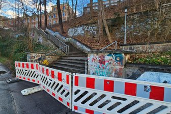 Nach Fußgängerbrücke nun Gerichtstreppen: Stadt sperrt Verbindung zum Kaßberg in Chemnitz - Seit Mittwoch sind die Gerichtstreppen zwischen Fabrik- und Hoher Straße in Chemnitz gesperrt. Grund sind Baumängel und damit fehlende Verkehrssicherheit.