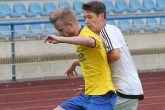 Nach Gardinenpredigt wie ausgewechselt - Niclas Schmelzer behauptet in dieser Szene den Ball gegen den Zwickauer Kevin Oeser.