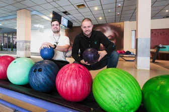 Nach Gastrofabrik-Insolvenz: Neuer Betreiber eröffnet Plauener Bowlingcenter neu – was Besucher dort jetzt erwartet - Rico Neumann (rechts) und sein Marketing-Leiter Tobias Görke im sanierten Bowling-Bereich.