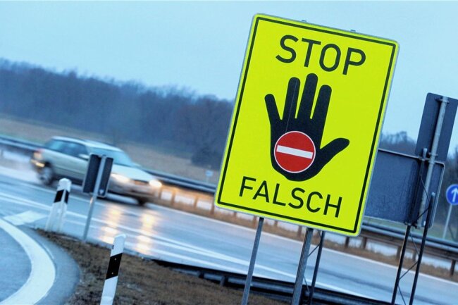 Nach Geisterfahrer-Unfällen in Sachsen und Thüringen: Experten gegen Pflicht-Tests für ältere Fahrer - Mit solchen Schildern wird an Autobahnen in Österreich vor dem Falschauffahren gewarnt.