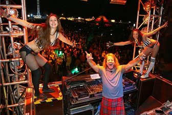 Nach Geisterlauf im letzten Jahr: So läuft die Moto-GP-Party am Sachsenring - Auf dem Zeltplatz am Ankerberg wird es wie vor der Pandemie wieder ein Partyprogramm mit DJ Stephan Mangelsdorff geben. 