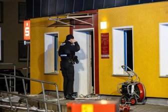 Nach Geldautomaten-Sprengung im Erzgebirge: So ist der aktuelle Ermittlungsstand der Polizei - Mitten in der Nacht waren in einem SB-Standort der Sparkasse in Schneeberg zwei Geldautomaten gesprengt worden. Zu den Hintergründen ermittelt nun die Polizei.