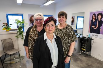 Nach Geldautomaten-Sprengung im Erzgebirge: Sparkasse und Friseur wieder geöffnet - Die Friseurinnen sind zurück (von links): Peggy Gerber, Petra Härtel und Ramona Patzak.