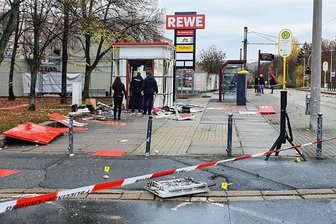 Nach Geldautomaten-Sprengung in Plauen: Warum Ermittler keine Mautdaten nutzen dürfen - Zerstörter Sparkassen-Container, ein Trümmerfeld am Morgen des 17. November in Plauen-Chrieschwitz: Die Verursacher der Explosion sind mit ihrer Beute, einer erheblichen Menge Bargeld, entkommen.