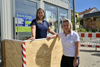 Nach Geldautomatensprengung in Zwickau: Wiederaufbau des Gebäudes beginnt - Nadine Schneider (links) und Doreen Minnerop bieten ihre Leistung in einem Bürocontainer an. Ihr Geschäft war bei der Sprengung des Geldautomaten zerstört worden.