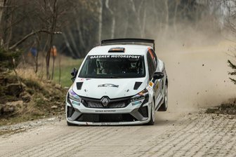 Nach gelungenem Comeback: Von der Rallyepiste ins Wellness-Hotel - Wolfgang und Pitt Richter ließen ihren Renault Clio beim Comeback im Erzgebirge ordentlich fliegen. Denny Michel