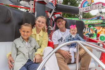 Nach Gender-Reveal beim Kät-Feuerwerk: Schaustellerfamilie kehrt mit Baby Melodie zurück - Marie Göbel und Seppel Müller vom „Entertainer“ mit ihren Kindern Elvis und Melodie auf der Kät. Beim Feuerwerk 2025 hatten sie einen besonderen Moment mit vielen geteilt.