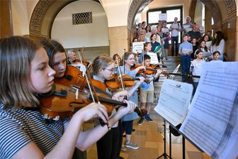 Nach Gerichtsurteil: Chemnitzer Musikschule verlangt ab Dezember höhere Gebühren - Chemnitzer Musikschüler hatten im Frühjahr mit einem Konzert im Rathaus eine Neuregelung für ihre Lehrkräfte gefordert. Vier Monate später hat der Stadtrat eine Neustrukturierung beschlossen. Doch auch die Gebühren steigen.