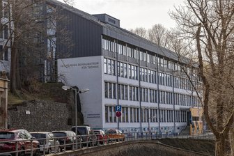 Nach Gerichtsurteil zur Scheinselbstständigkeit: Erzgebirgskreis wartet bei Musikschule ab - 80 Prozent der Lehrkräfte der Kreismusikschule im Erzgebirgskreis – hier ein Bild des Gebäudes in Annaberg-Buchholz – sind frei- oder nebenberuflich als Honorarkräfte tätig.
