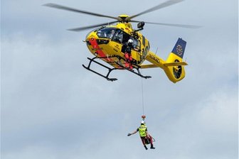 Nach Gerüchten über Abzug: Luftrettung bleibt in Zwickau stationiert - Manche Patienten müssen mit der Seilwinde geborgen werden.