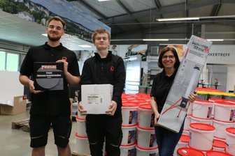 Nach Geschäftsaufgabe: Neuer Anbieter von Farben und Lacken aus dem Vogtland schließt Lücke in Plauen - Mitarbeiter Lenny Krell, Azubi Fynn-Luca Claus und Filialleiterin Elke Rauh (von links) freuen sich, wenn Prosol in Plauen öffnet.