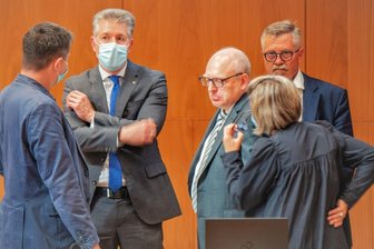 Nach gescheiterter Wahl: Bekommt Chemnitz einen zusätzlichen Bürgermeisterposten? - Stadtkämmerer Ralph Burghardt (2. v. l.), Oberbürgermeister Sven Schulze (3. v. l.) und Ordnungsbürgermeister Miko Runkel (1.v.r.)