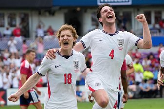Nach Gewitter: England gewinnt WM-Generalprobe - Anthony Gordon (links) und Declan Rice treffen beide beim Sieg Englands im letzten Test vor der WM.