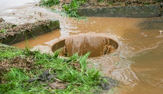 Nach Gewitter: Kleine Schlammlawine rutscht auf Straße - Heftige Gewitter sind ab dem Sonntagmittag über das Erzgebirge gezogen, starker Regen führte zu kleineren Überflutungen auf mehreren Straßen und Grundstücken.