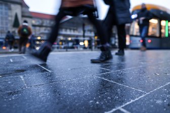 Nach Glättewarnung im Vogtland: Blechschäden und rutschige Gehwege - Auf den Straßen in Sachsen und Thüringen war am Morgen mit überfrierender Glätte zu rechnen.