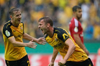 Nach Glanzauftritt: Dynamo Dresden kegelt Fortuna Düsseldorf aus dem Pokal - Christoph Daferner (rechts) brachte die SG Dynamo nach Vorarbeit vonNiklas Hauptmann in Führung.