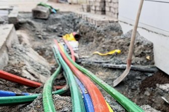 Nach Glasfaser-Frust in Bernsdorf: Happy End ist in Sicht - Fast 100 Kilometer Glasfaserkabel sind seit 2021 in der Gemeinde Bernsdorf verlegt worden (Symbolbild). 