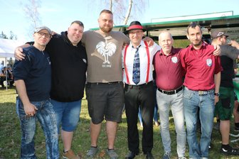 Nach Großbrand auf vogtländischem Bauernhof: Landwirt gerührt über Hilfsbereitschaft - „Mit so viel Feedback hätte ich niemals gerechnet“ - Halten zusammen: Stefan Zaumsegel, Tommy Gottschalk, Sandro Ehrhardt, Uwe Schamberg, Ronald Kunstmann und Marcel Schneider (von links).