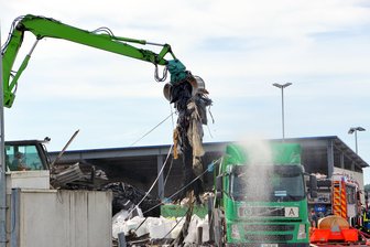 Nach Großbrand bei Glitzner: Alle aus dem Krankenhaus entlassen - Nach dem Großbrand beginnen bei Glitzner die Aufräumarbeiten.