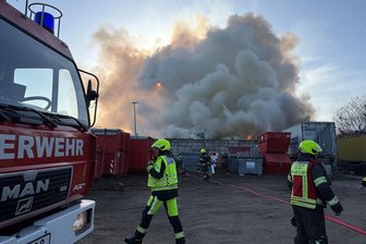 Nach Großbrand bei Veolia in Zwickau: Warnung für Bevölkerung aufgehoben - Großbrand auf dem Müllplatz eines Entsorgungsbetriebes in Zwickau. Über dem Gelände an der Flurstraße türmen sich Rauchwolken.