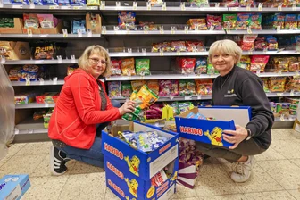 Nach Großbrand: Edeka Nüßler in Lichtenstein bald wieder offen - Mitarbeiterin Jacqueline Schwanitz (li.) und Inhaberin Gabriela Nüßler räumen Ware ein.