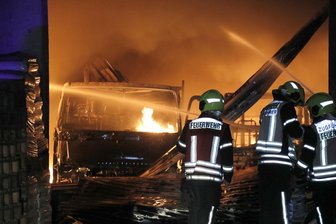 Nach Großbrand einer Lagerhalle - Polizei ermittelt wegen Brandstiftung -