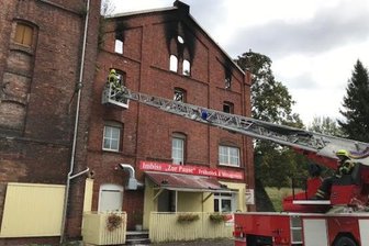 Nach Großbrand: Ermittlungen in alle Richtungen - Betroffen von dem Feuer sind ein Fitness-Studio, ein Imbiss und eine Privatwohnung. Verletzt wurde niemand. Der obere Bereich des Giebels wurde inzwischen abgetragen, damit er nicht auf die B 92 stürzt.