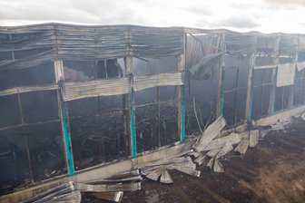 Nach Großbrand: Feuerwehr muss immer wieder Glutnester löschen -