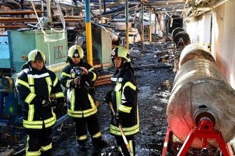 Nach Großbrand: Firma Color Textil wird wieder aufgebaut - Frankenberger Feuerwehrleute suchten am Tag nach dem Feuer mit der Wärmebildkamera nach Glutnestern in den Werkhallen von Color Textil.