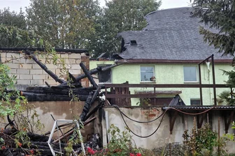 Nach Großbrand im Erzgebirge: War es fahrlässige Brandstiftung? - Das Ausmaß der Katastrophe ist nun sichtbar: Um das Feuer bekämpfen zu können, das von der Scheune schnell auch aufs Wohnhaus übergriff, mussten die Feuerwehrleute das Dach des Wohnhauses mit der Rettungssäge öffnen.