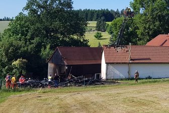 Nach Großbrand im Vogtland: Kommune hilft mit Spendenkonto - Der Brand am 20. Juni vernichte die Scheune eines Vierseithofs in Arnsgrün.