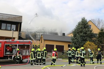 Nach Großbrand im Vogtland rollt Welle der Hilfsbereitschaft an - Am Tag des Brandes: Zahlreiche Feuerwehrleute rücken zur Brandbekämpfung an.