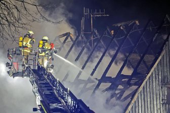 Nach Großbrand in der Silvesternacht: Feuer in Rußdorf gibt weiter Rätsel auf - Kurz nach Mitternacht brach das Feuer am 1. Januar auf dem Vierseitenhof aus. Mehr als 100 Feuerwehrleute waren im Einsatz.