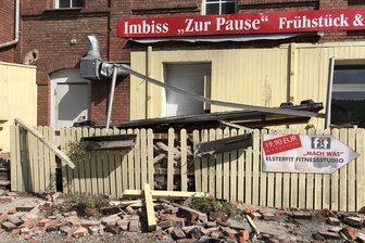 Nach Großbrand in Ex-Brauerei: Gelände gesperrt, Zugänge versiegelt - Das Gelände der ehemaligen Wetzstein-Brauerei ist abgesperrt.
