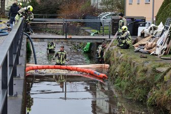 Nach Großbrand in Gersdorf: Warum ist wieder Öl im Hegebach? - Ein Einsatz der Feuerwehr hat am Dienstagvormittag in Gersdorf für Aufsehen gesorgt. Ein Ölfilm im Hegebach erforderte schnelles Handeln. Die Kameraden mussten beim Austausch der Ölbindemittel direkt im Bach arbeiten.
