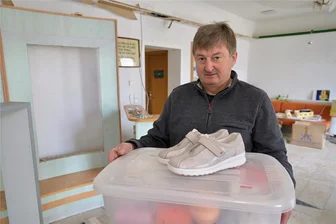 Nach Großbrand in Kirchberg: Polizei ermittelt wegen Verdacht auf fahrlässige Brandstiftung - Orthopädie-Schuhmachermeister Hans-Joachim Schlesiger-Wolf (62) hat Werkstatt und Laden im Erdgeschoss des Wohn- und Geschäftshauses nach dem Brand geräumt. Wie die drei Wohnungen im Haus sind sie nicht nutzbar.
