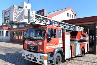 Nach Großbrand in Kleinschirma: Beschädigte Drehleiter wird komplett zerlegt – Ersatz ist nun da - Die hauptamtlichen Kräfte der Freiberger Feuerwehr haben für ihr defektes Drehleiterfahrzeug ein Ersatzfahrzeug bekommen. Das eigene Fahrzeug ist im Stammwerk zur Inspektion und Schadensbegutachtung.