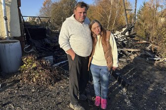 Nach Großbrand in Lunzenau: Hilfsangebote aus ganz Sachsen - Nach dem Großbrand stehen Anke und Enrico Nowak in Lunzenau vor ihrem abgebrannten Anwesen.