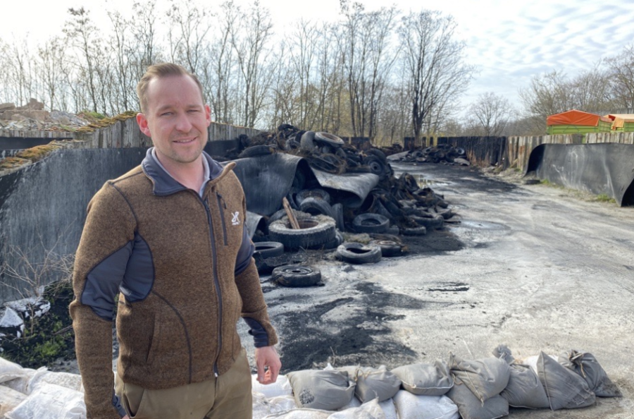 Lukas Bohnwagner zwei Tage nach dem Brand auf dem Gelände der Agrargenossenschaft Mittweida. Der Vorstandsvorsitzende rechnete damals mit Kosten von bis zu 15.000 Euro.