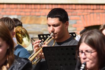 Nach Großbrand in Oelsnitz: Wie eine Schule für einen aus ihrer Mitte zusammensteht - Jonas Al Najjar spielte beim Benefizkonzert der Oberschule Oelsnitz mit. Das Wohnhaus seiner Familie wurde in Oelsnitz durch einen Brand zerstört. Die Oberschule veranstaltete das Konzert und sammelte Spenden für seine Familie.
