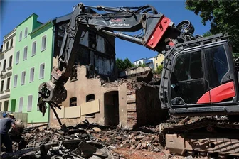 Nach Großbrand in Reichenbach: Bewohner im Nachbarhaus atmen auf - Bereits am Montag war mit dem Abriss des Hauses an der Fritz-Ebert-Straße in Reichenbach begonnen worden, in dem in der Nacht zum Sonntag zwei Bewohner starben. Inzwischen ist klar: Die Bewohner des Nachbarhauses können in ihre Wohnungen zurückkehren. Ein Statiker hat das Gebäude geprüft.