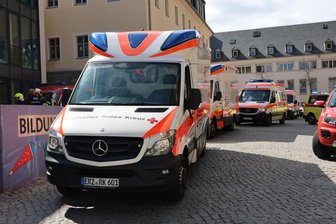 Nach Großeinsatz an Schule im Erzgebirge: Ermittler sichern Rückstände von freigesetzter Substanz - Zahlreiche Einsatzkräfte sind am 8. April zum Bildungszentrum „Adam Ries“ ausgerückt.