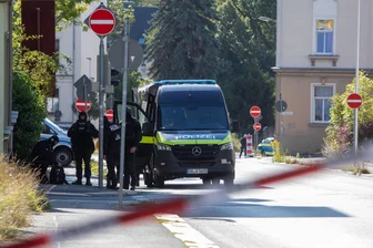 Nach Großeinsatz der Polizei in Plauen: Minderjähriger wieder auf freiem Fuß - Maskierte Polizisten sperrten am Montag mehrere Straßen in Plauen ab.