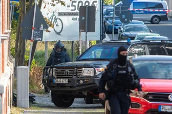 Nach Großeinsatz der Polizei in Plauen wegen „staatsgefährdender Gewalttat“ im vergangenen Sommer: Wie ist der Stand der Ermittlungen? - Im August 2025 führte die Polizei in Plauen Durchsuchungen durch.