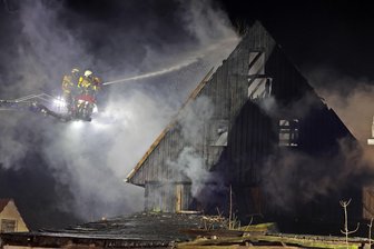 Nach Großeinsatz in Limbach-Oberfrohna: Erste Erkenntnisse zur Brandursache - Wegen des Feuers in Limbach-Oberfrohna war die Feuerwehr zu Neujahr über viele Stunden hinweg im Einsatz.