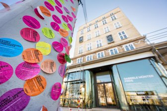 Nach großem Erfolg im Kulturhauptstadtjahr: Wird der zusätzliche Schließtag in den Kunstsammlungen Chemnitz doch noch abgewendet? - Eintritts-Aufkleber vorm Museum Gunzenhauser in Chemnitzer Innenstadt: Deutliches Zeichen für regen Zuspruch bei Besuchern.