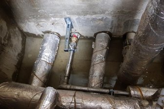 Nach großem Wasserschaden in Oelsnitzer Turnhalle: So geht es weiter - In diesem Bereich der Dreifeld-Turnhalle in Oelsnitz kam es zum großen Wasserschaden.