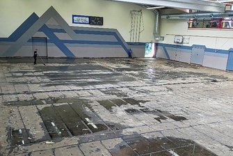 Nach großem Wasserschaden: Ritter-Georg-Halle in Schwarzenberg wieder nutzbar - Die Ritter-Georg-Halle schon ohne den ausgebauten Sportboden, dafür aber noch mit vielen nassen Stellen.