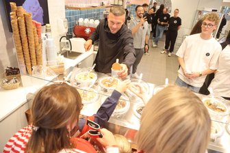 Nach großer Promi-Eröffnung: Hält der Hype um Podolskis Eisladen in Chemnitz an? - Zur Eröffnung am Sonntag kam Podolski persönlich. Ob der Andrang anhält?